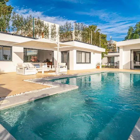 Awesome In With Heated Swimming Pool Nyaraló *