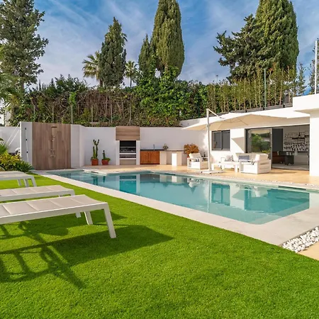 Awesome In With Heated Swimming Pool Nyaraló *