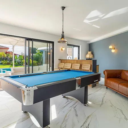 Awesome In With Heated Swimming Pool Nyaraló