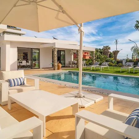 Awesome In With Heated Swimming Pool Nyaraló *