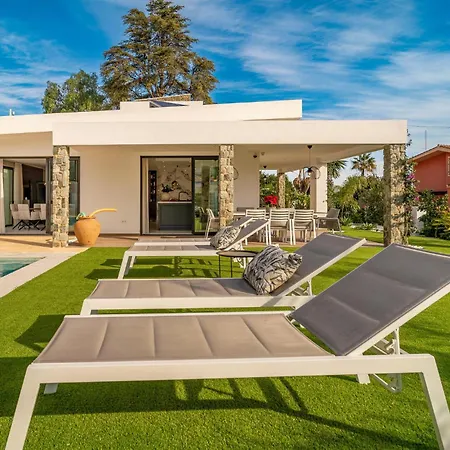 Nyaraló Awesome In With Heated Swimming Pool *